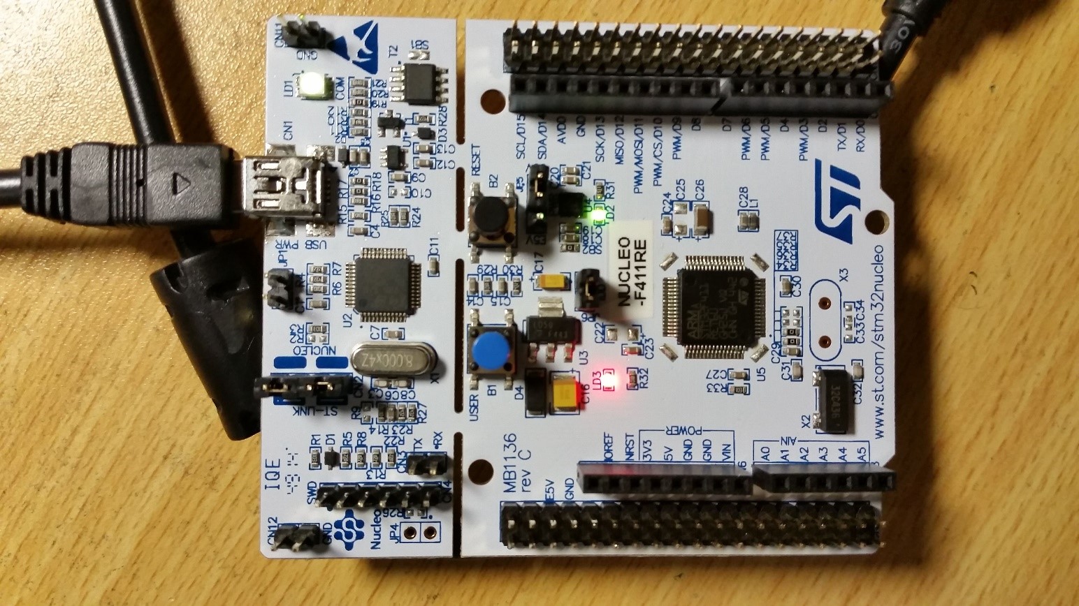  Reset the development board after downloading , Then the development board LD2（ A green light ） bright 