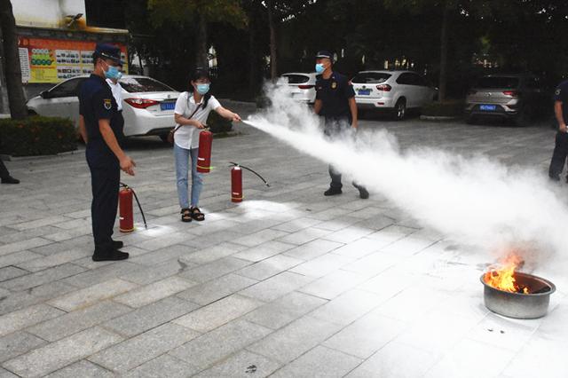 乐东消防救援大队应邀为干部开展消防安全培训