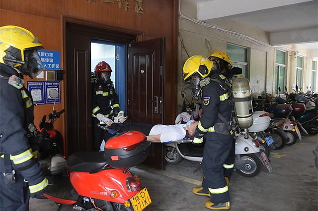 乐东消防救援大队应邀为干部开展消防安全培训